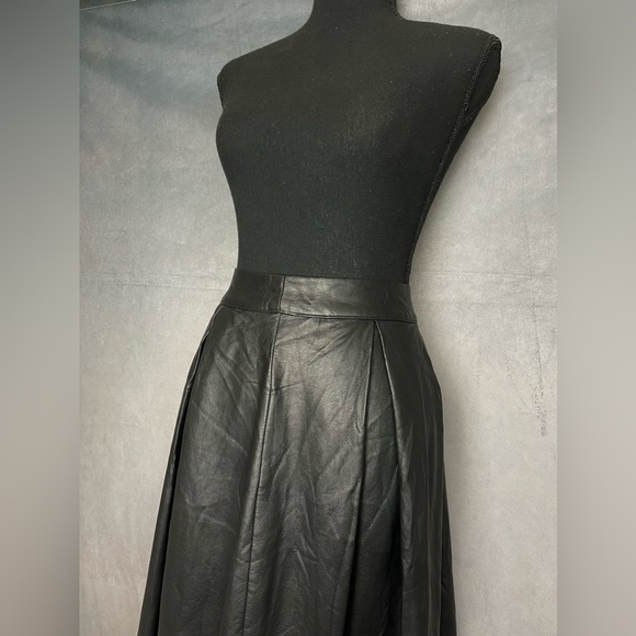Black faux leather pleated a line midi skirt size 2 - Picture 5 of 5